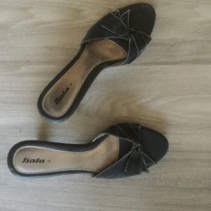 Contemporary, retro style black ribbon heels